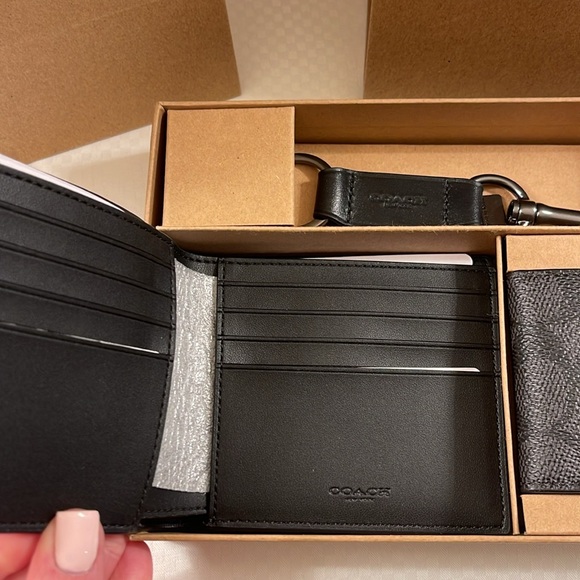 COACH | Men’s Wallet. Gift Set, Coach Box, & Store Bag. Gift ready. - Picture 6 of 11